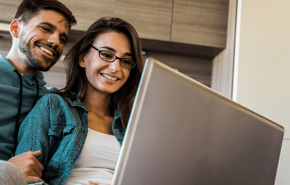 Pareja feliz tras comprar online el césped artificial para su jardín