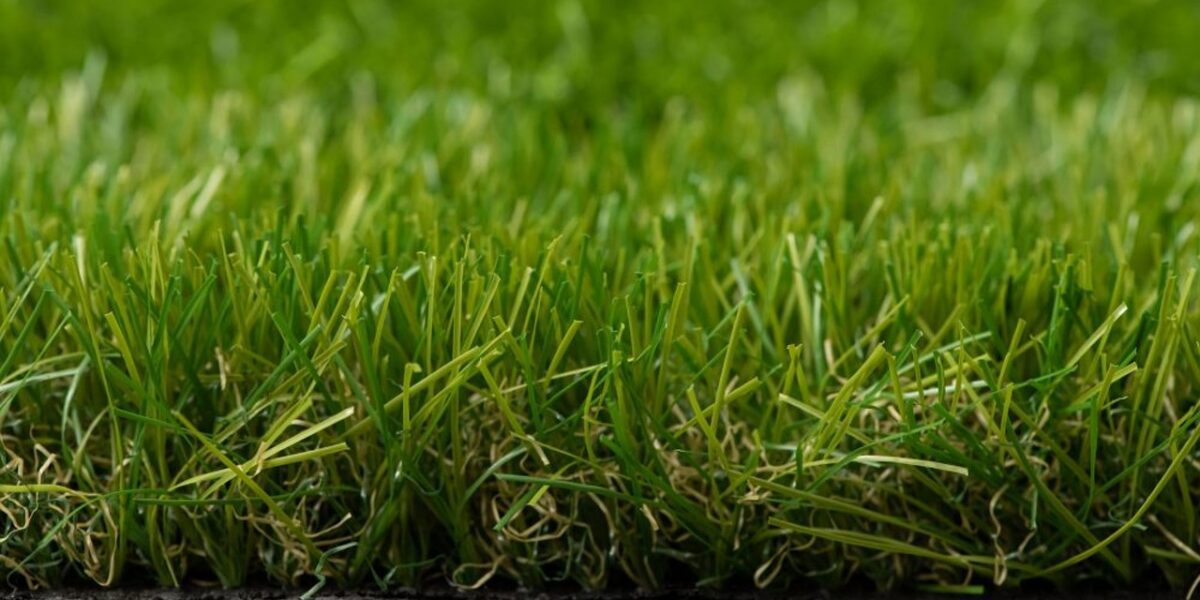 Césped Artificial de alfombra que está en perfectas condiciones y está bien cuidado