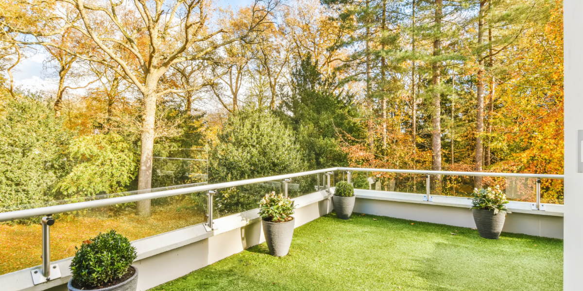 Césped artificial que se encuentra recién instalado en un jardín situado en un entorno rural y de campo