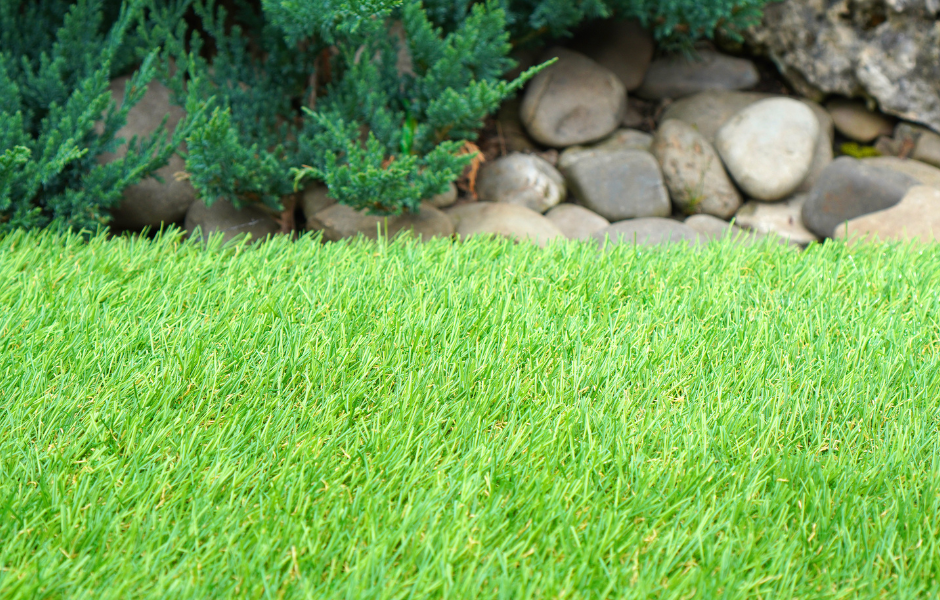 Césped artificial natural de alta calidad en un lugar donde aparecen muchas piedras