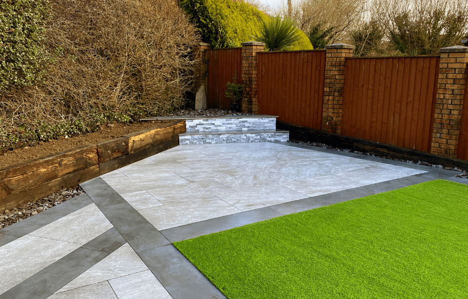 Césped artificial de alfombra puesto en el suelo de una casa