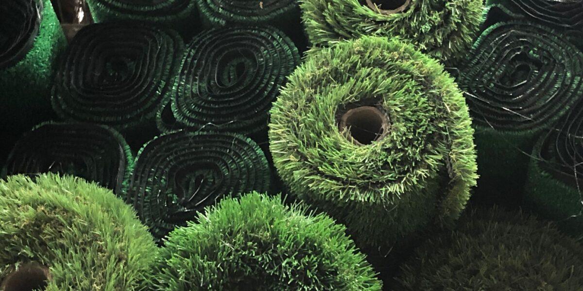 Alfombras de césped artificial en rollos redondos expuestas para vender