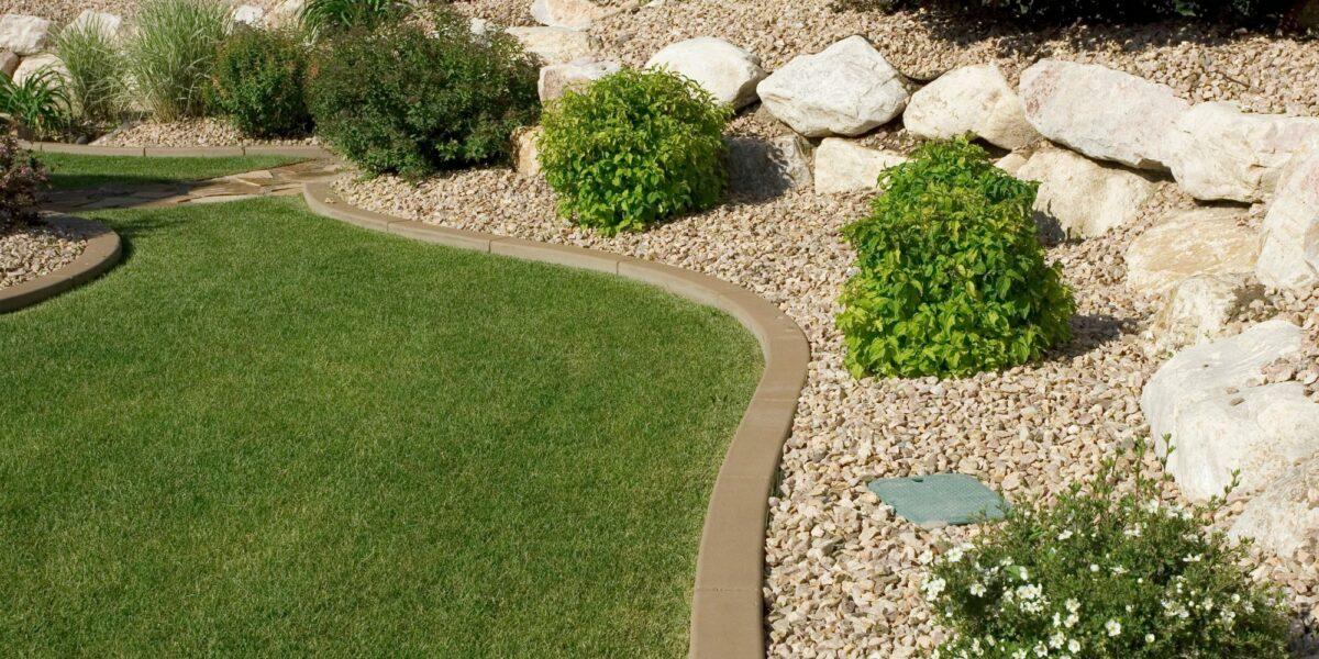 Césped artificial recién instalado que luce en perfectas condiciones