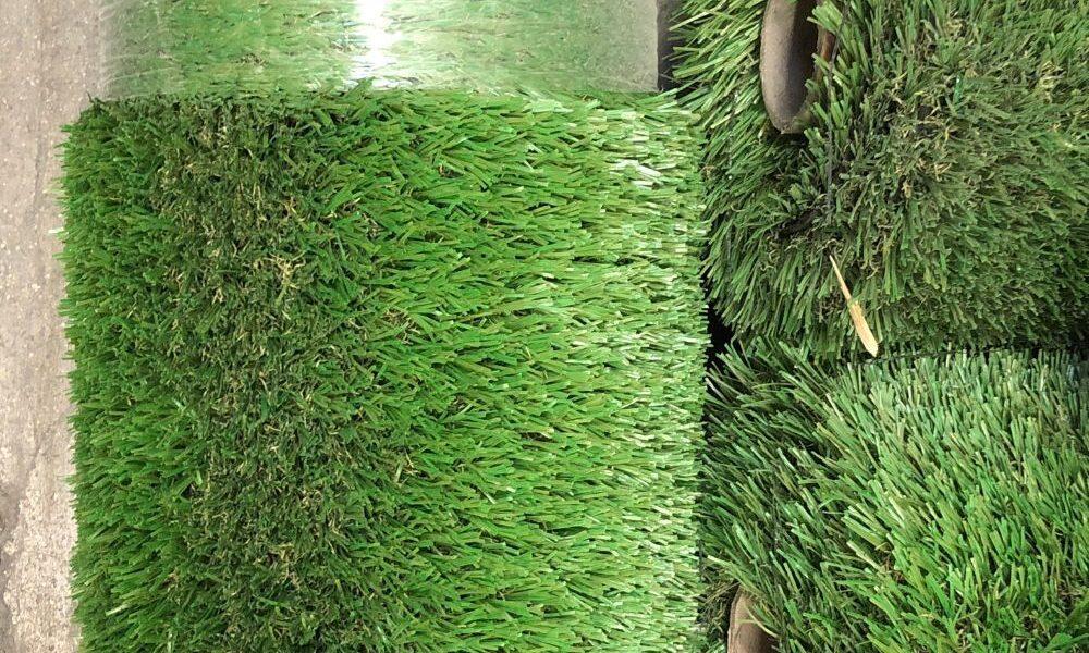 Césped artificial para jardín que se encuentra puesto a la venta