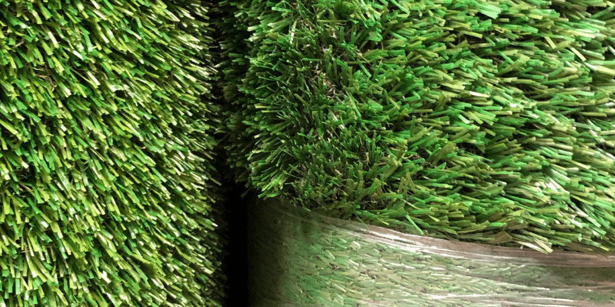 Césped artificial enrollado en churros para su venta