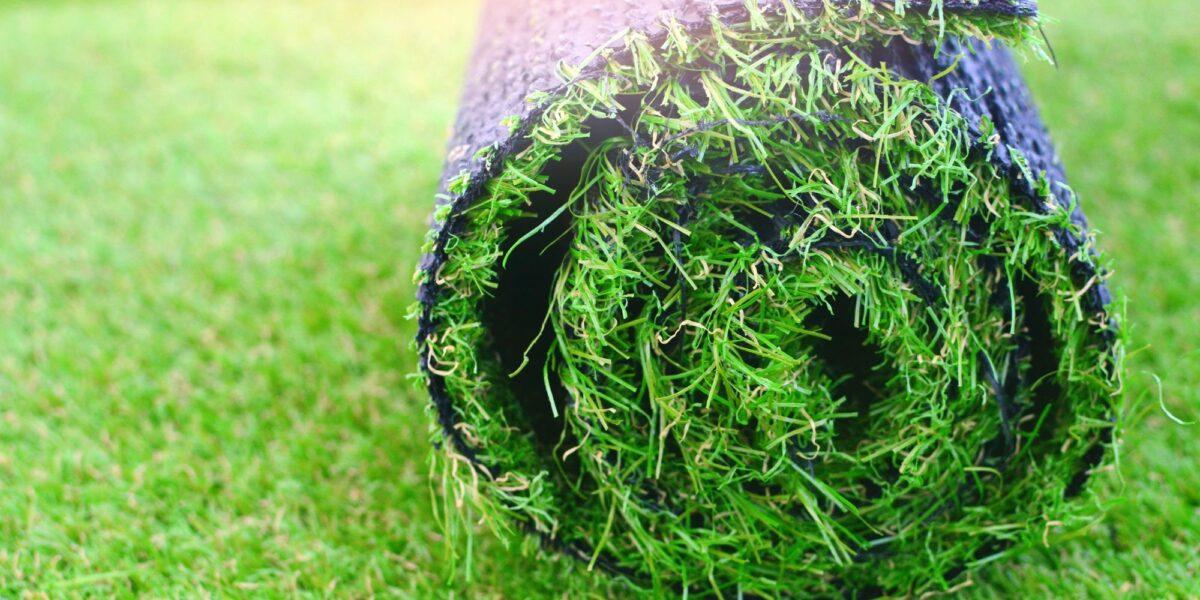 Rollo de cesped artificial sobre cesped