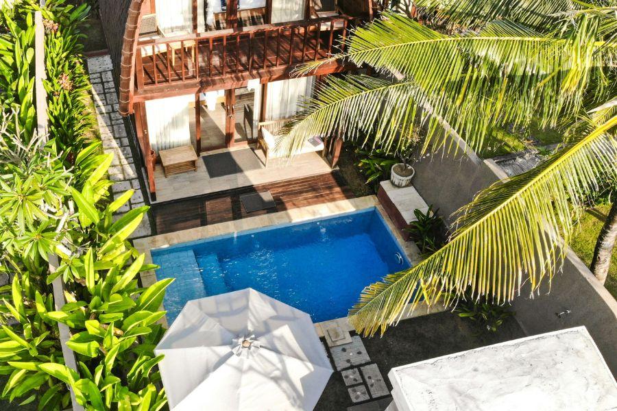 casa grande con jardín y piscina
