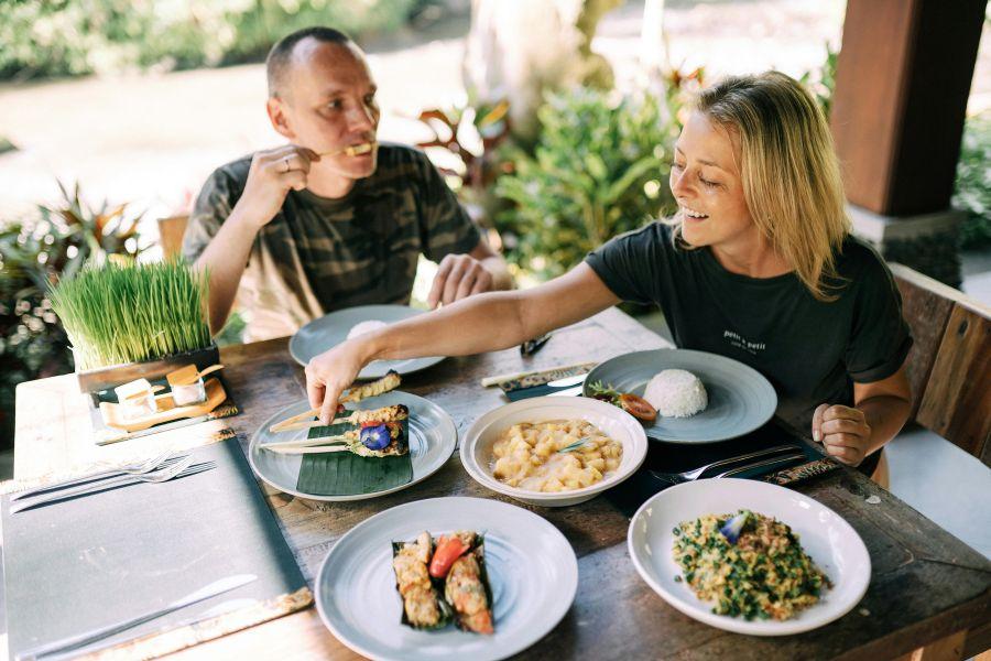 Una pareja compartiendo una comida apetitosa en su terraza