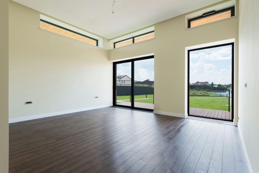 interior de una vivienda con vistas a un patrio con césped