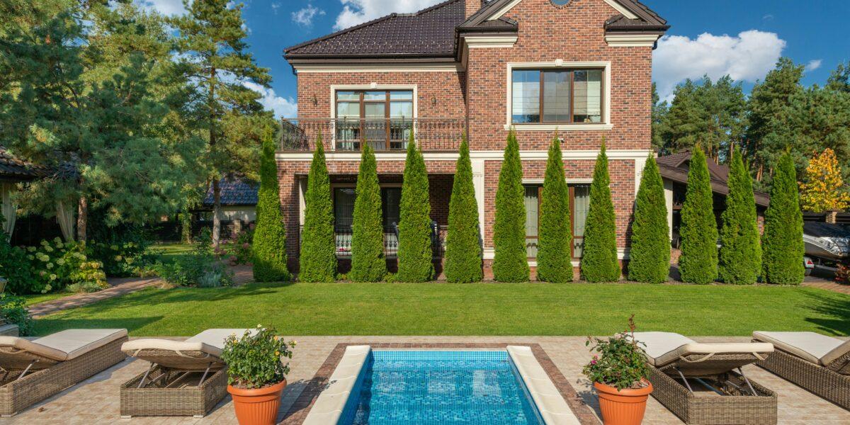 casa con piscina y jardín