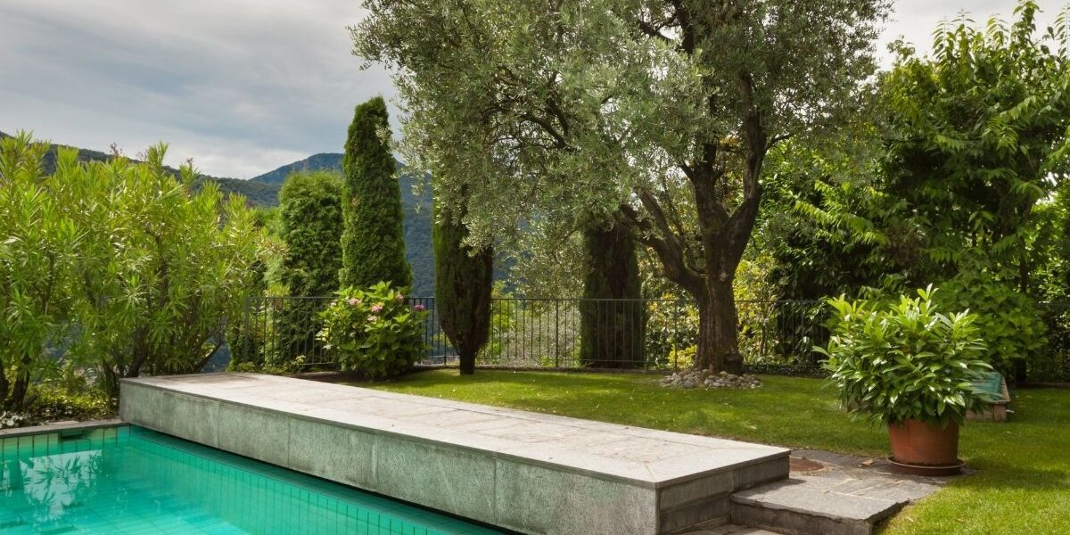 césped artificial piscinas