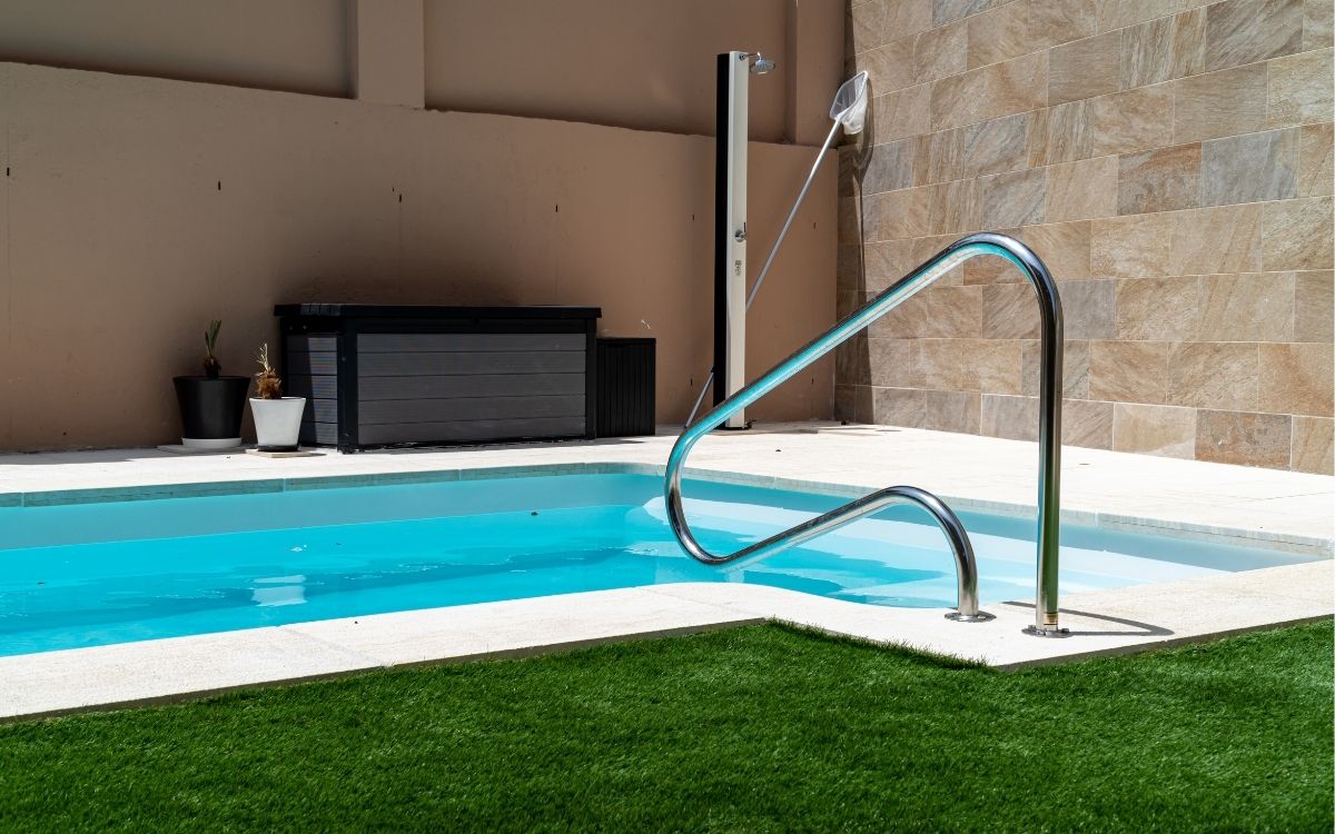 césped artificial piscinas