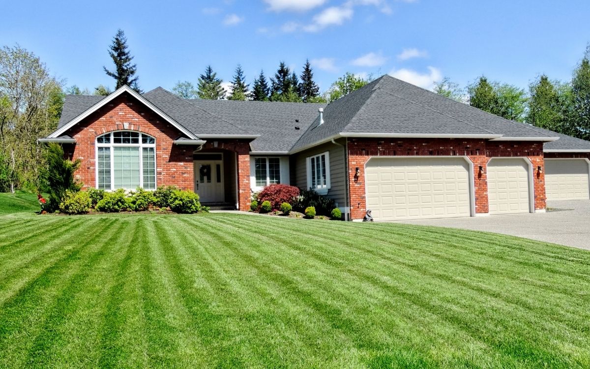 casa con jardín de césped artificial