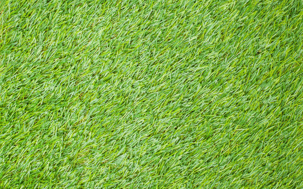 Instalación profesional de césped artificial para mascotas en Sant Cugat en terraza