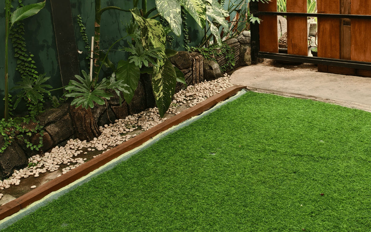 Terraza con césped artificial decorativo en Lloret de Mar