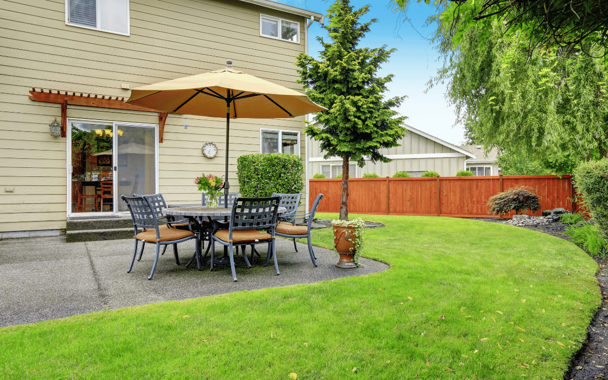 Detalle de césped artificial en suelo de patio