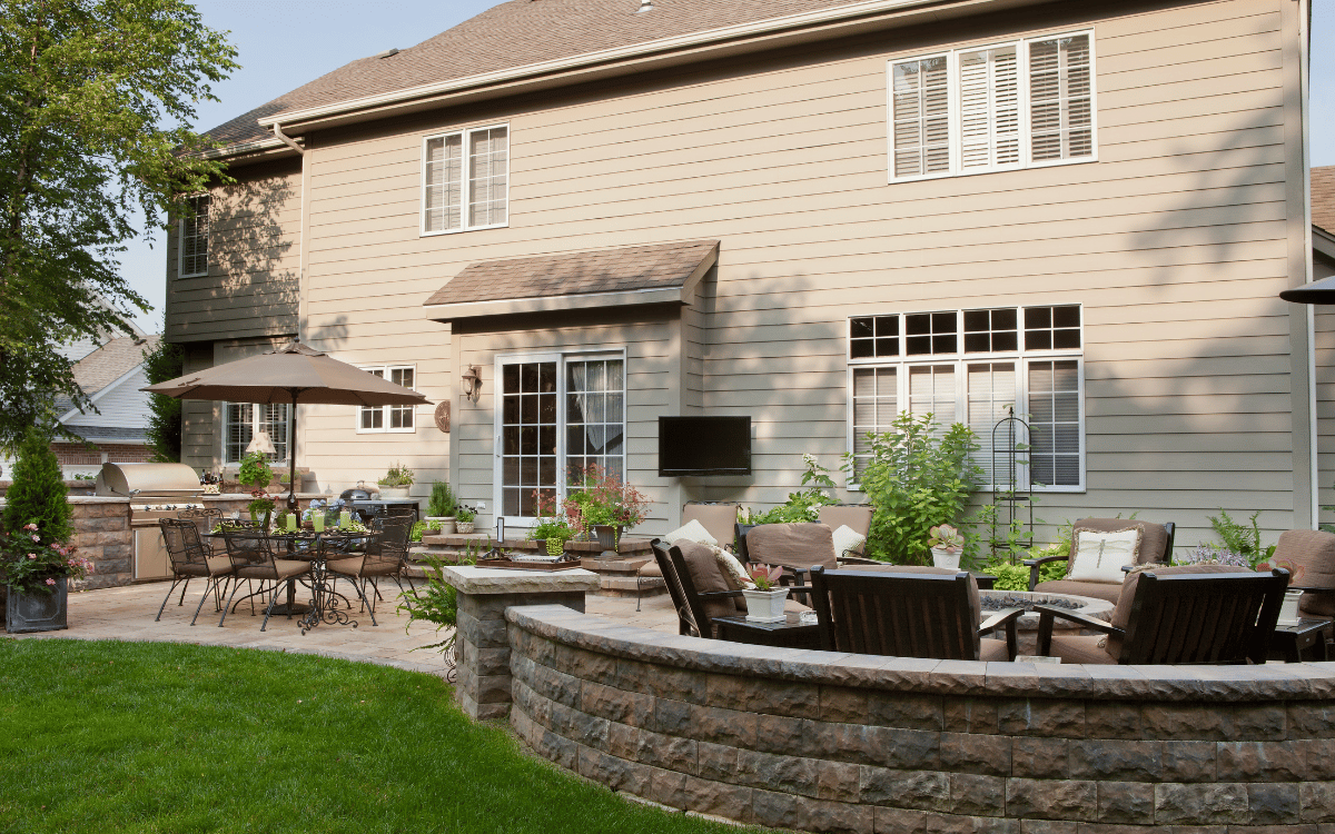 Espacio exterior con césped artificial en Lloret de Mar