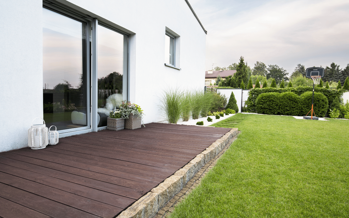 Césped artificial para terrazas y patios en Lloret de mar Diseño de patio con césped artificial resistente