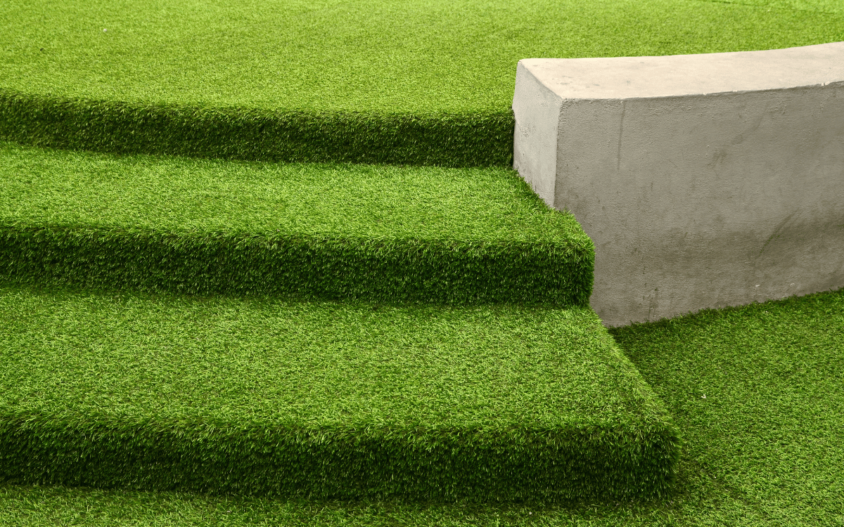 Jardín moderno con césped sintético decorativo en Sant Cugat perfectamente instalado