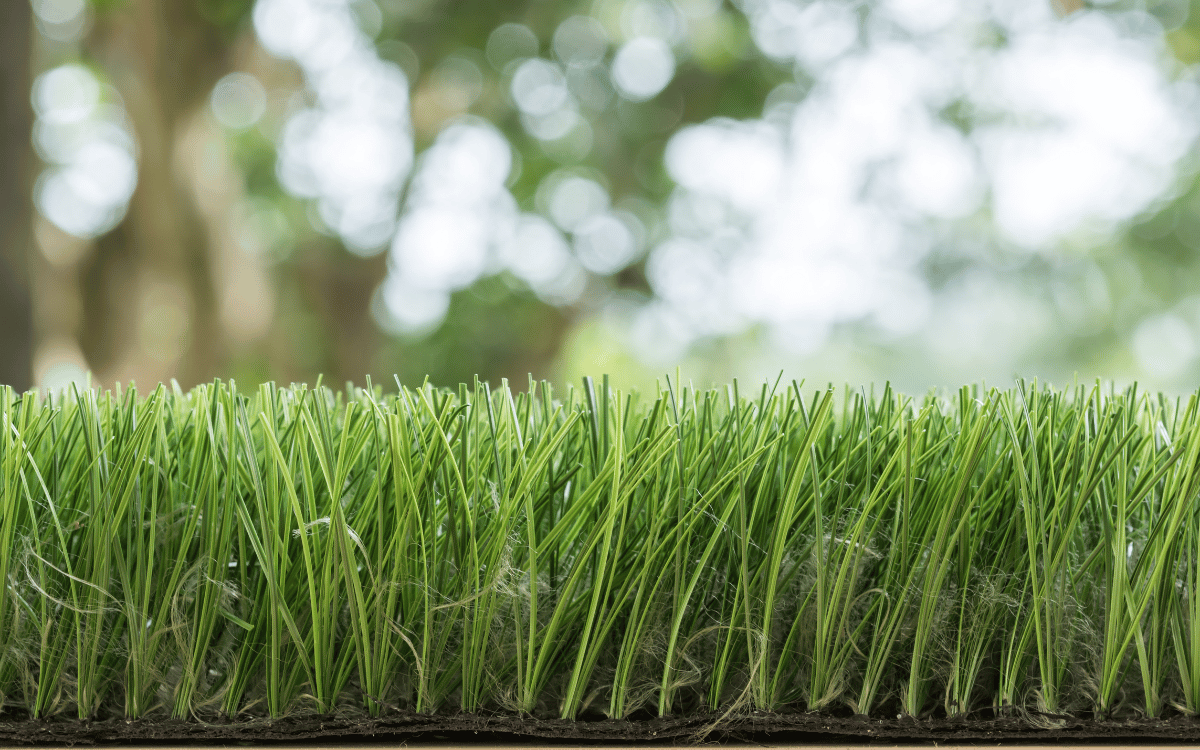 Instalación profesional de césped sintético decorativo en Sant Cugat en vivienda