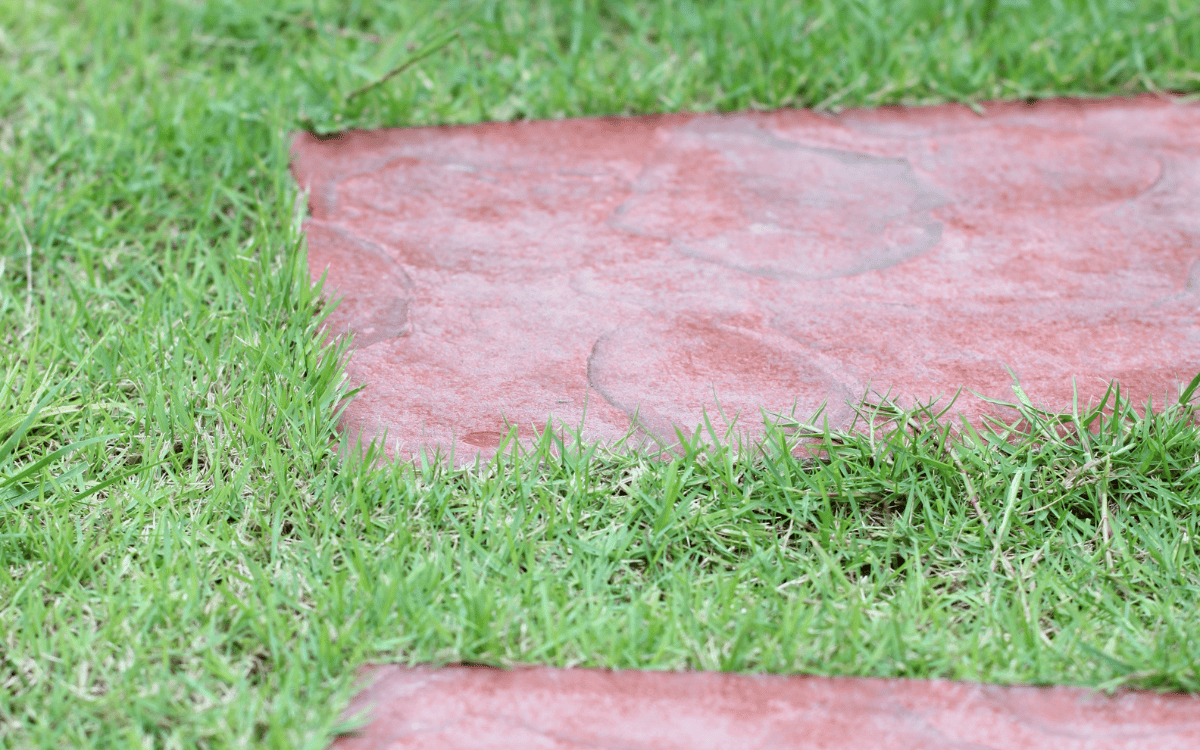 Espacio exterior residencial con césped sintético decorativo en Sant Cugat sin mantenimiento